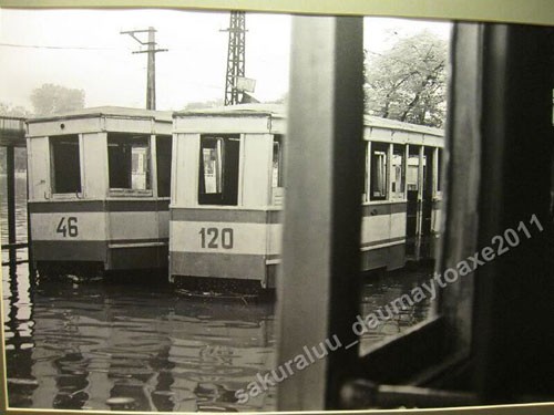 Trạm tàu điện Bờ Hồ trong trận lụt 1978.
